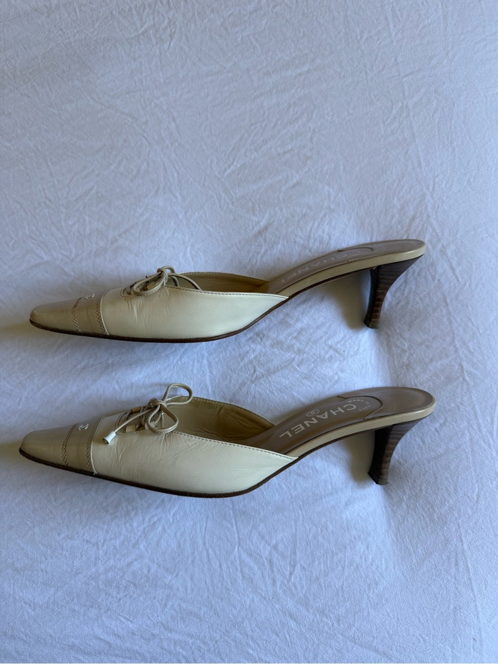 CHANEL Vintage Rare Cream and Beige Leather Pointed Mule with Bow and CC logo - Picture 5 of 13